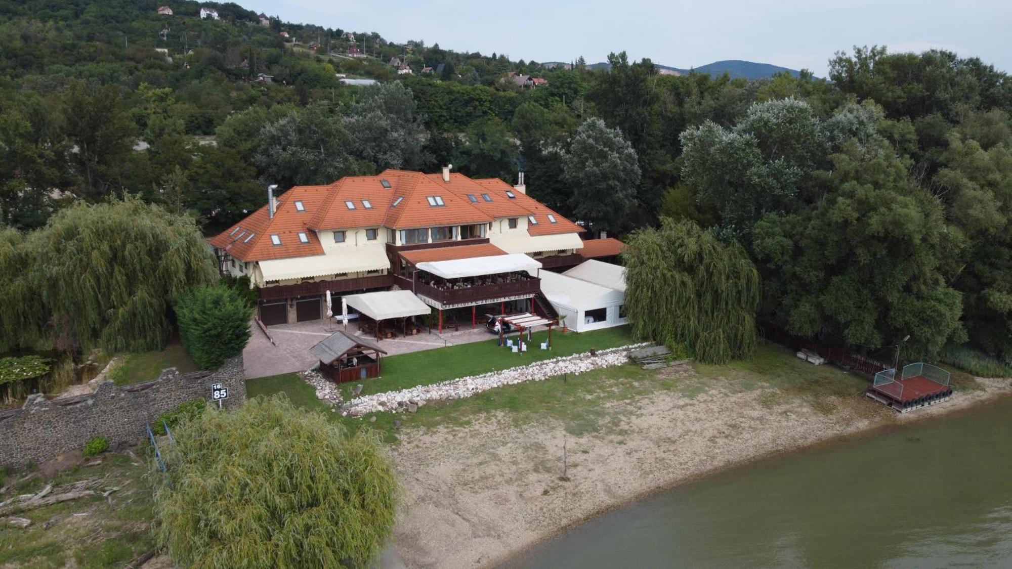 Camelot Club Hotel Vác Extérieur photo